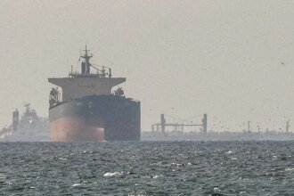 ira-nega-passagem-de-navios-dos-eua-por-ormuz-e-petroleo-dispara