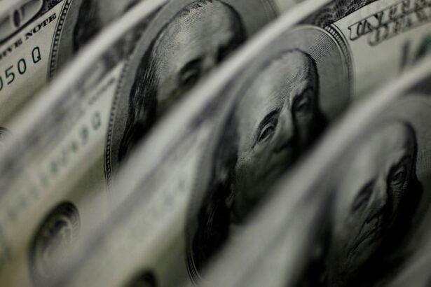 dolar-cai-a-r$-4,91-e-fecha-no-menor-valor-em-27-meses