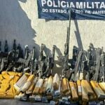 pm-apreende-16-fuzis-e-uma-metralhadora-em-operacao-no-rio
