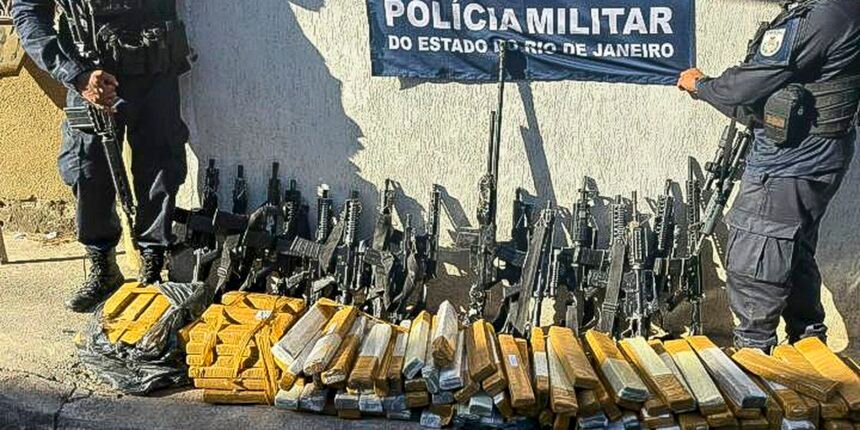pm-apreende-16-fuzis-e-uma-metralhadora-em-operacao-no-rio