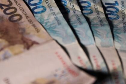 renda-media-das-familias-chega-a-r$-2.264-e-e-recorde-em-2025