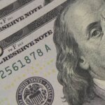 dolar-sobe-a-r$-5,06,-e-bolsa-cai-com-tensao-global-e-ruido-politico