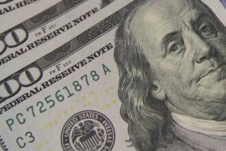 dolar-sobe-a-r$-5,06,-e-bolsa-cai-com-tensao-global-e-ruido-politico