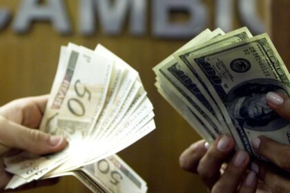 dolar-cai-e-fecha-abaixo-de-r$-5,-apos-recuo-de-trump-no-ira