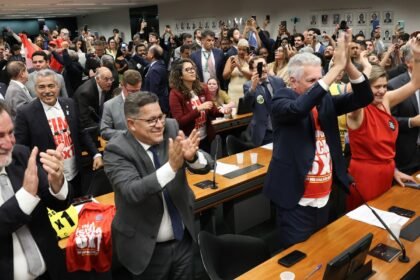 comissao-aprova-relatorio-de-pec-que-acaba-com-escala-6x1