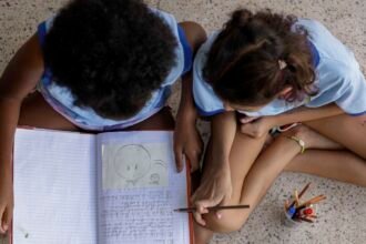 metade-dos-estudantes-nao-ve-debate-antirracista-na-escola,-diz-estudo