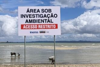 comunidade-na-orla-baiana-sofre-ha-100-dias-com-contaminacao-da-praia