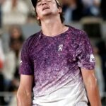 joao-fonseca-luta,-mas-da-adeus-a-roland-garros-apos-reves-para-mensik