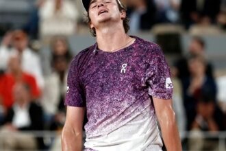 joao-fonseca-luta,-mas-da-adeus-a-roland-garros-apos-reves-para-mensik