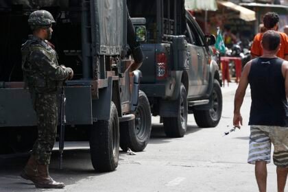policia-faz-acao-para-cumprir-56-mandados-de-prisao-na-mare,-no-rio