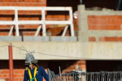 construcao-empregou-2,5-milhoes-e-pagou-media-de-2,1-salarios-minimos