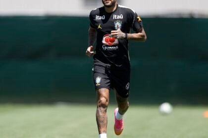 neymar-vai-a-campo-pela-primeira-vez-em-treino-da-selecao-brasileira