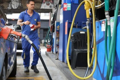 vendas-no-comercio-recuam-1,5%-em-abril,-impactadas-por-combustiveis