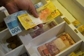 caixa-paga-bolsa-familia-a-beneficiarios-com-nis-de-final-8