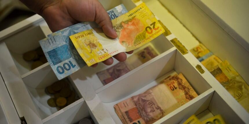 caixa-paga-bolsa-familia-a-beneficiarios-com-nis-de-final-8