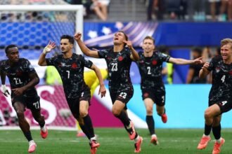 com-gol-no-final,-canada-vence-africa-do-sul-e-vai-as-oitavas-da-copa