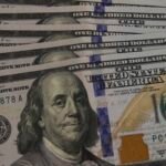 dolar-cai-a-r$-5,13,-e-bolsa-recua-em-dia-de-ajuste-no-mercado