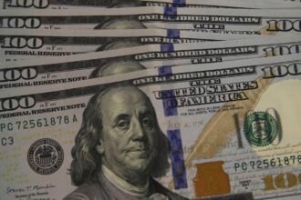 dolar-cai-a-r$-5,13,-e-bolsa-recua-em-dia-de-ajuste-no-mercado