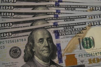 dolar-cai-a-r$-5,13,-e-bolsa-recua-em-dia-de-ajuste-no-mercado