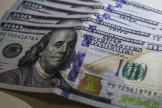 dolar-cai-ao-menor-nivel-em-tres-semanas;-bolsa-sobe-1,22%