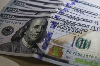 dolar-cai-ao-menor-nivel-em-tres-semanas;-bolsa-sobe-1,22%