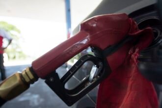 com-nova-alta-mundial-do-petroleo,-governo-mantem-desconto-na-gasolina
