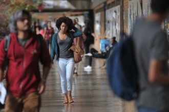 mais-de-54%-dos-graduandos-ja-abandonaram-curso-para-cuidar-dos-filhos
