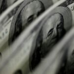 dolar-sobe-para-r$-5,11,-e-bolsa-fica-estavel,-apesar-de-tensao-global