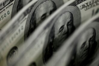 dolar-sobe-para-r$-5,11,-e-bolsa-fica-estavel,-apesar-de-tensao-global