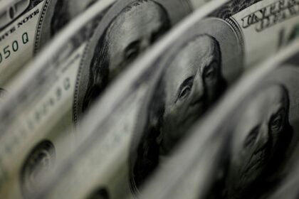 dolar-sobe-para-r$-5,11,-e-bolsa-fica-estavel,-apesar-de-tensao-global