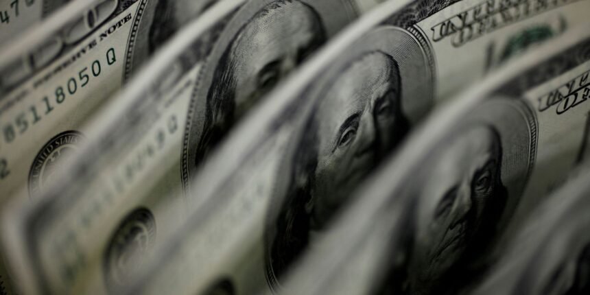 dolar-sobe-para-r$-5,11,-e-bolsa-fica-estavel,-apesar-de-tensao-global