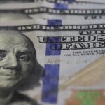 dolar-cai-ao-menor-valor-desde-junho-com-alta-do-petroleo