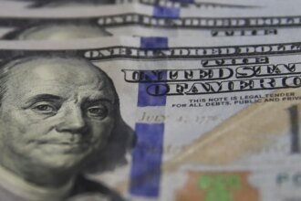 dolar-cai-ao-menor-valor-desde-junho-com-alta-do-petroleo