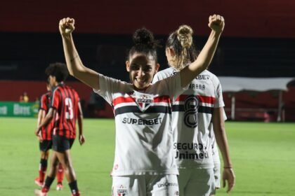 sao-paulo-vence-vitoria-e-assume-lideranca-do-brasileirao-feminino