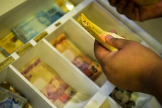 trabalhadores-nascidos-em-novembro-e-dezembro-recebem-abono-salarial