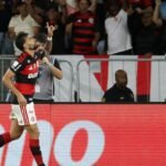 flamengo-vence-e-fica-a-um-ponto-do-palmeiras,-lider-do-brasileirao